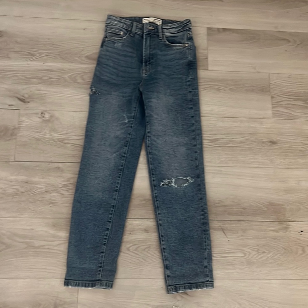 Like New! women’s stradivarius ripped mom slim jeans size 2